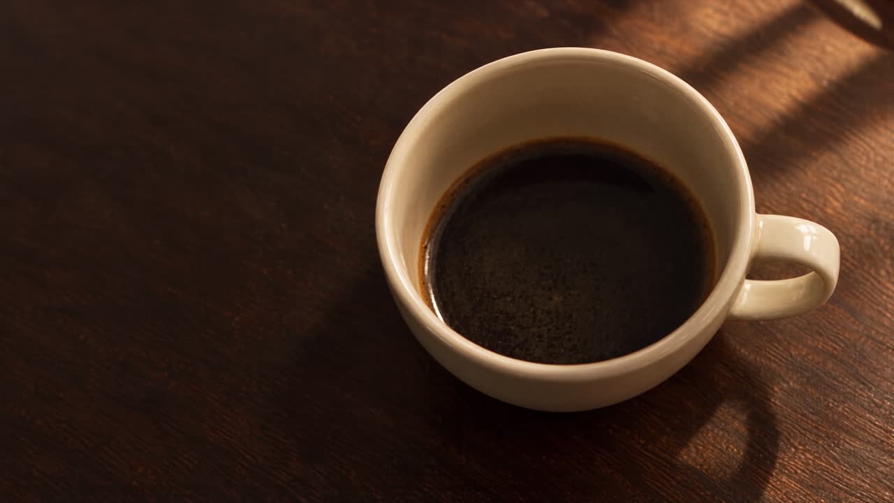 Een koffie die tijdens het scrollen verandert in een cappuccino met het Momentum-logo