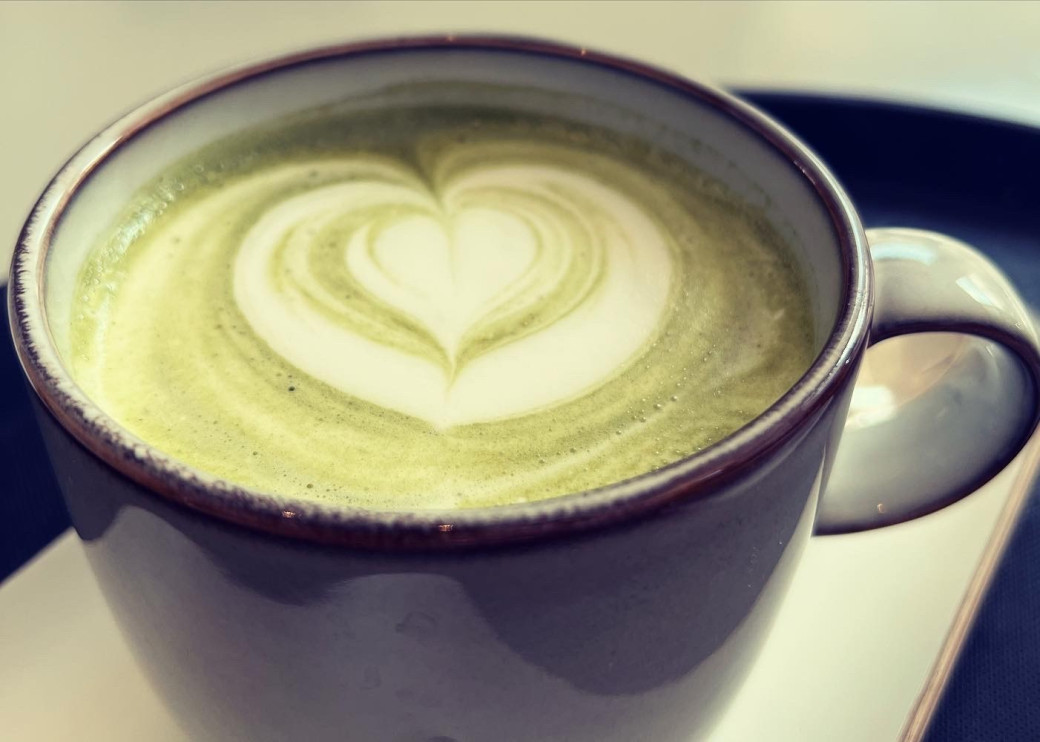 Latte art in een cappuccino van Momentum