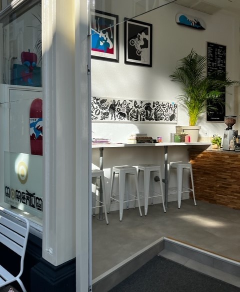 Kunst en retrodetails in de koffiebar van Momentum